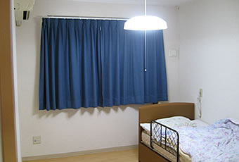 すべて個室となっています。お好きな家具を持って来て、その人らしい居室として使用して頂きます